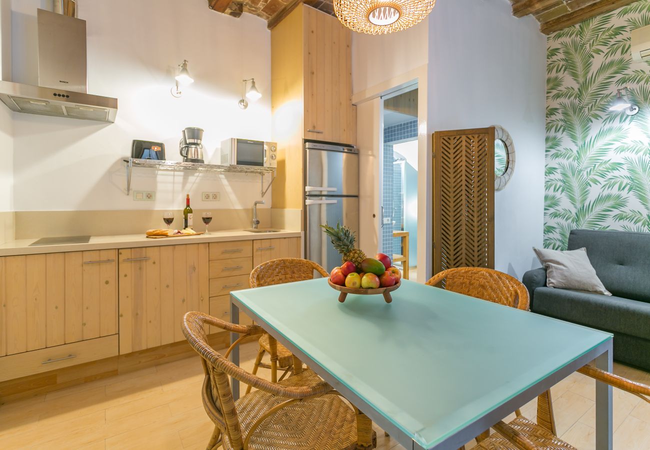 cocina y mesa de comedor de apartamento BARCELONETA BEACH