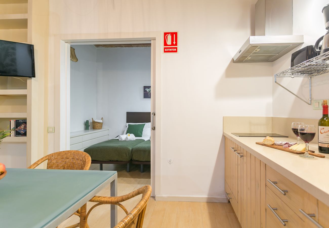 cocina y mesa de comedor del apartamento en la playa de Barceloneta