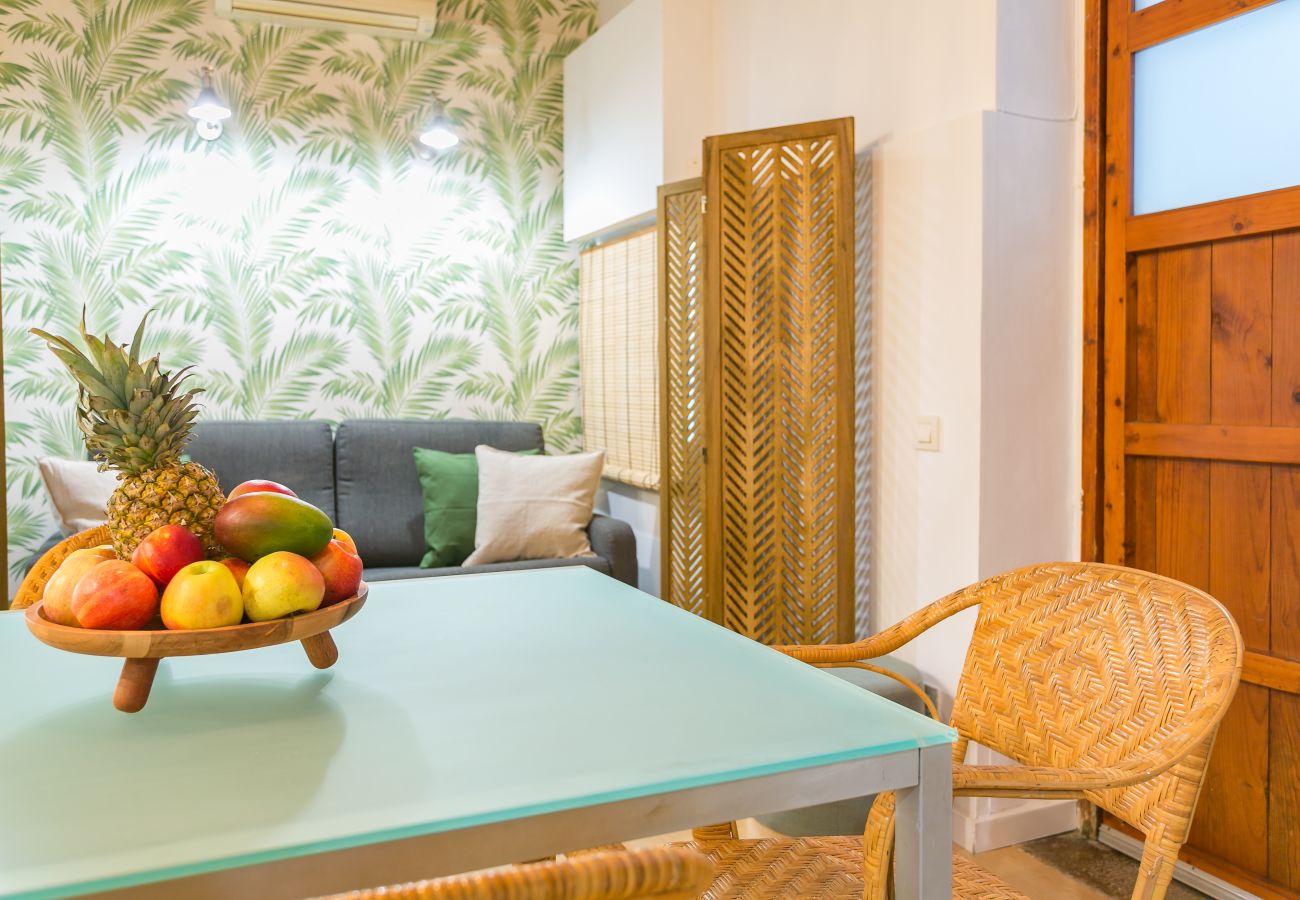 mesa de comedor en apartamento de 1 habitación 2 minutos de la playa de Barceloneta